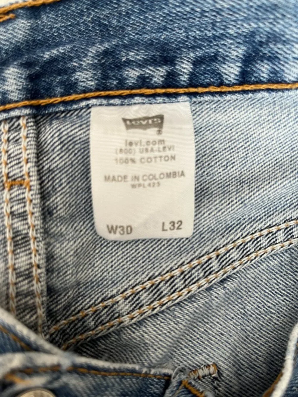 VTG Levi's 501 31x32 Medium Wash Broken in Blank Red Tag 2005